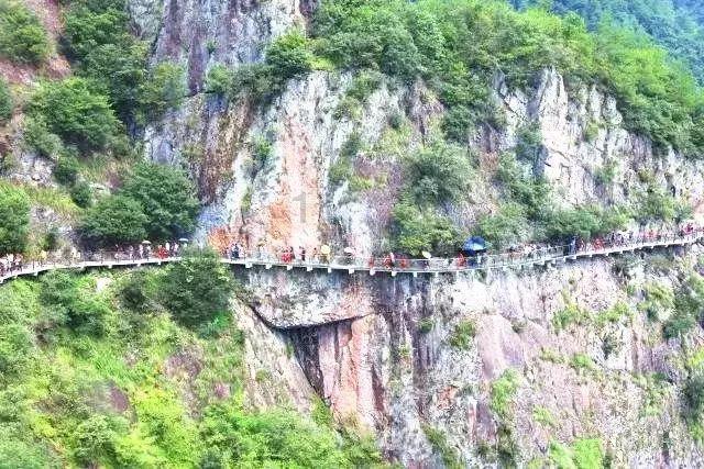 A股三大指数全线爆发“中字头”掀起涨停潮，两市超4700股上涨