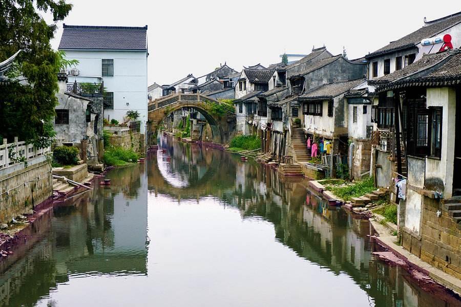 逃出平静乡村