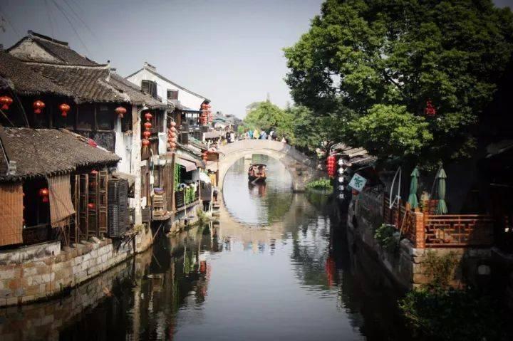 天津姑娘爱上外国穷小子,领证时才知,他是拥有6000平城堡的伯爵