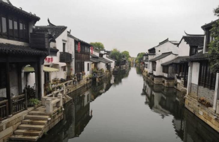 天寒地冻,守着热辣鲜香的川渝火锅,鸭肠鹅肠黄喉毛肚千层涮起来