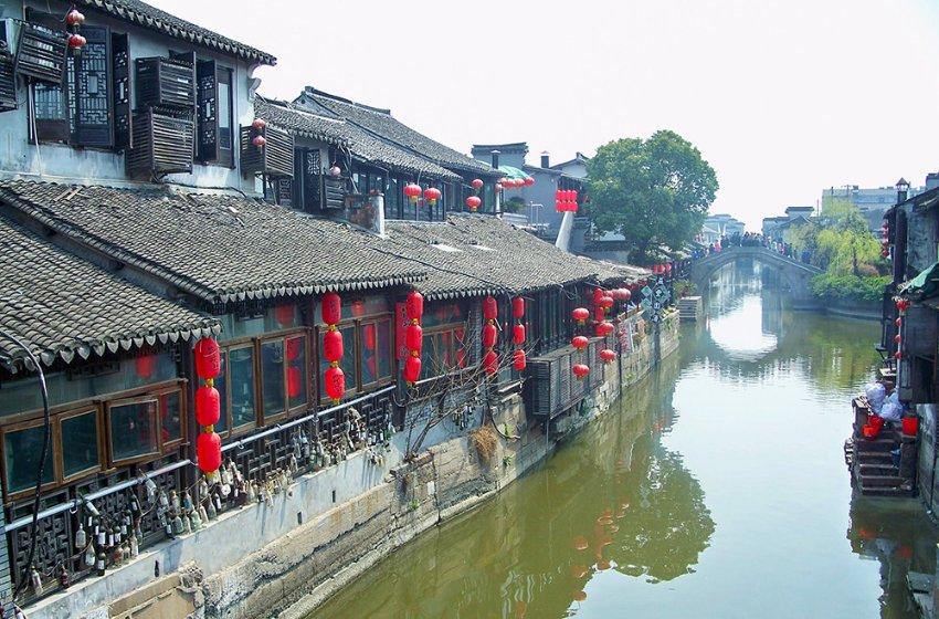 我是男生，跟男朋友在一个厂里上班，在厂里没人的时候总是想亲我，怎么办？该不该满足他呢？游戏画面