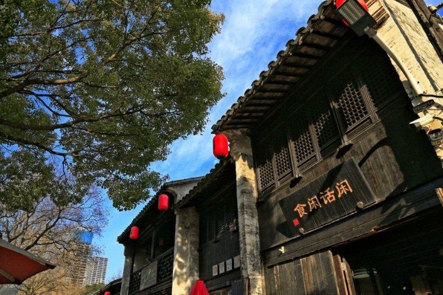 逃离部落洞穴