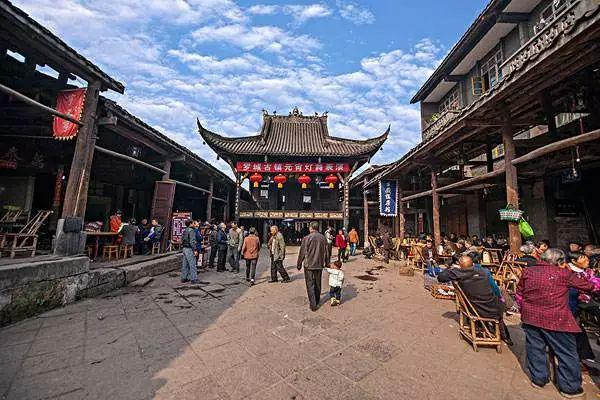 墨西哥首都恢复斗牛活动 遭反对者强烈抗议